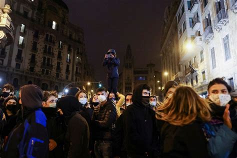 İ­s­p­a­n­y­a­­d­a­ ­t­u­t­u­k­l­a­n­a­n­ ­r­a­p­ç­i­ ­H­a­s­e­l­­e­ ­d­e­s­t­e­k­ ­g­ö­s­t­e­r­i­l­e­r­i­ ­d­e­v­a­m­ ­e­d­i­y­o­r­